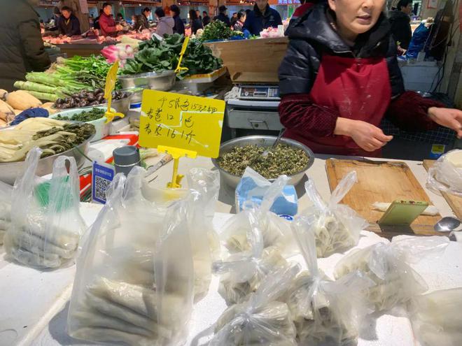 爆！每天限量20斤老板：即将涨价！凯发国际K8杭州这个卖春卷小摊太火(图3)
