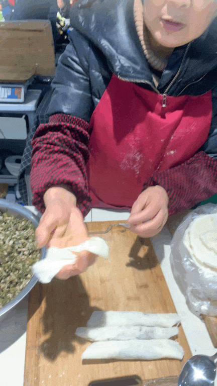 爆！每天限量20斤老板：即将涨价！凯发国际K8杭州这个卖春卷小摊太火(图6)