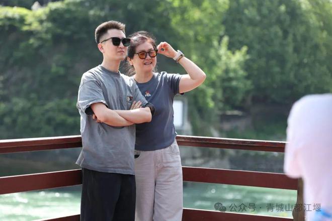 都江堰太火爆NPC白娘子被求合影到宕机凯发app网站顶流实锤！这个五一青城山(图5)