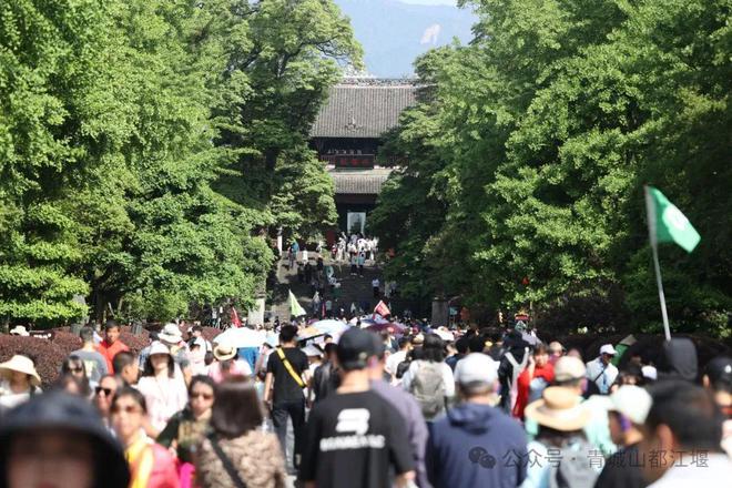 都江堰太火爆NPC白娘子被求合影到宕机凯发app网站顶流实锤！这个五一青城山(图16)