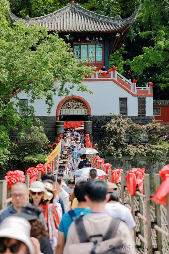都江堰太火爆NPC白娘子被求合影到宕机凯发app网站顶流实锤！这个五一青城山(图13)