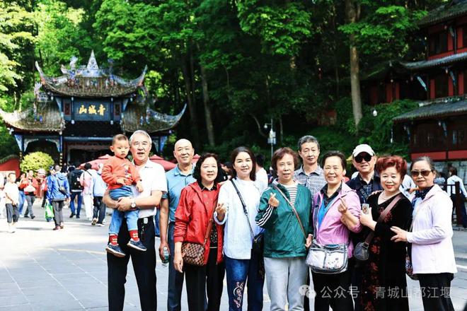 都江堰太火爆NPC白娘子被求合影到宕机凯发app网站顶流实锤！这个五一青城山(图4)