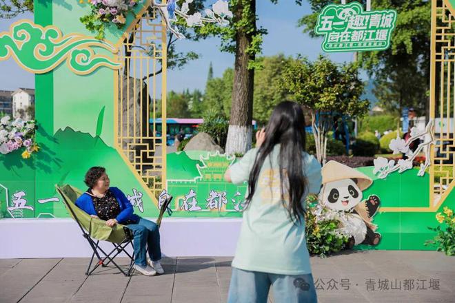都江堰太火爆NPC白娘子被求合影到宕机凯发app网站顶流实锤！这个五一青城山(图8)