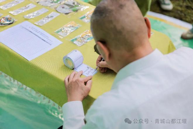 都江堰太火爆NPC白娘子被求合影到宕机凯发app网站顶流实锤！这个五一青城山(图15)