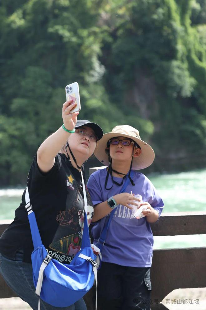 都江堰太火爆NPC白娘子被求合影到宕机凯发app网站顶流实锤！这个五一青城山(图17)