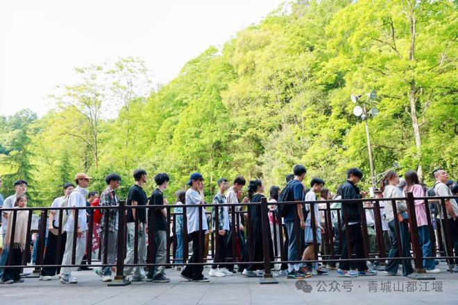 都江堰太火爆NPC白娘子被求合影到宕机凯发app网站顶流实锤！这个五一青城山(图18)