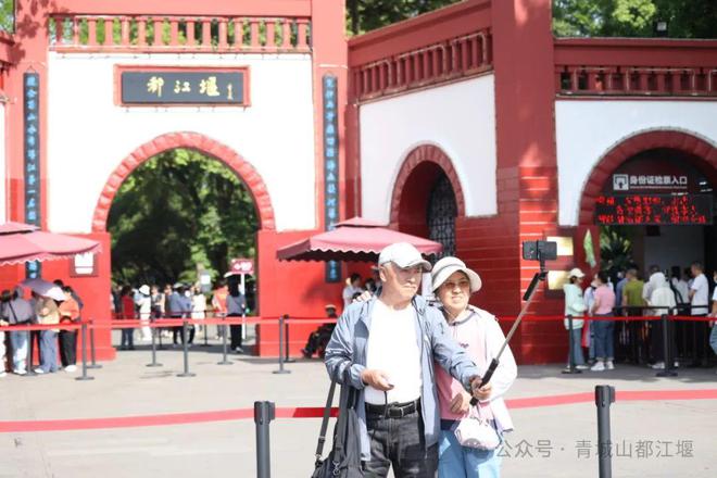 都江堰太火爆NPC白娘子被求合影到宕机凯发app网站顶流实锤！这个五一青城山(图19)