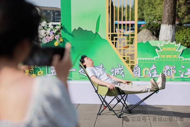 都江堰太火爆NPC白娘子被求合影到宕机凯发app网站顶流实锤！这个五一青城山(图21)