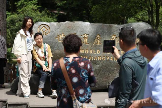 都江堰太火爆NPC白娘子被求合影到宕机凯发app网站顶流实锤！这个五一青城山(图23)