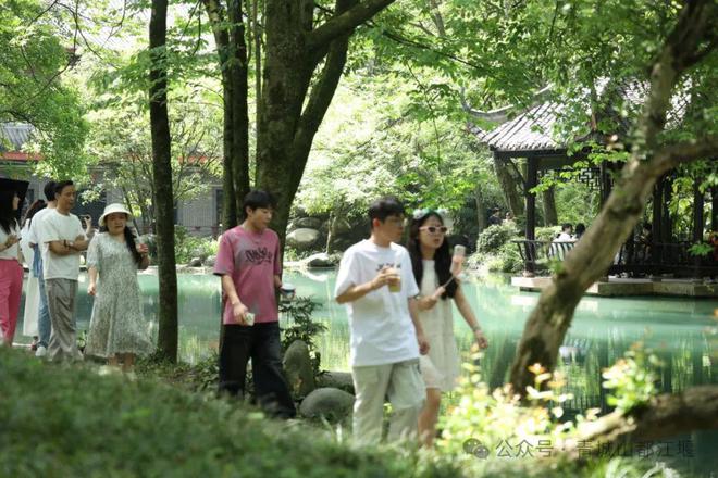 都江堰太火爆NPC白娘子被求合影到宕机凯发app网站顶流实锤！这个五一青城山(图22)