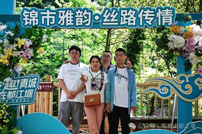 都江堰太火爆NPC白娘子被求合影到宕机凯发app网站顶流实锤！这个五一青城山(图25)