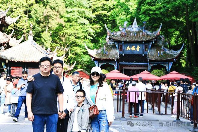 都江堰太火爆NPC白娘子被求合影到宕机凯发app网站顶流实锤！这个五一青城山(图24)