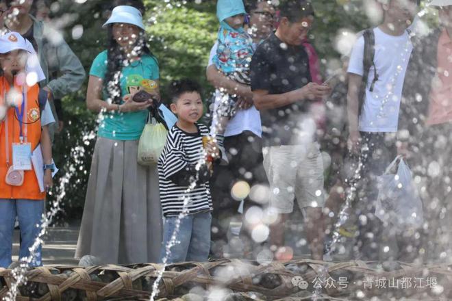 都江堰太火爆NPC白娘子被求合影到宕机凯发app网站顶流实锤！这个五一青城山(图27)